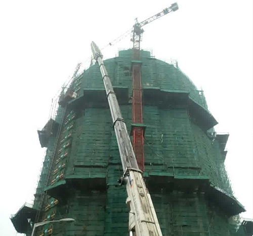 五河吊车在工地上作业